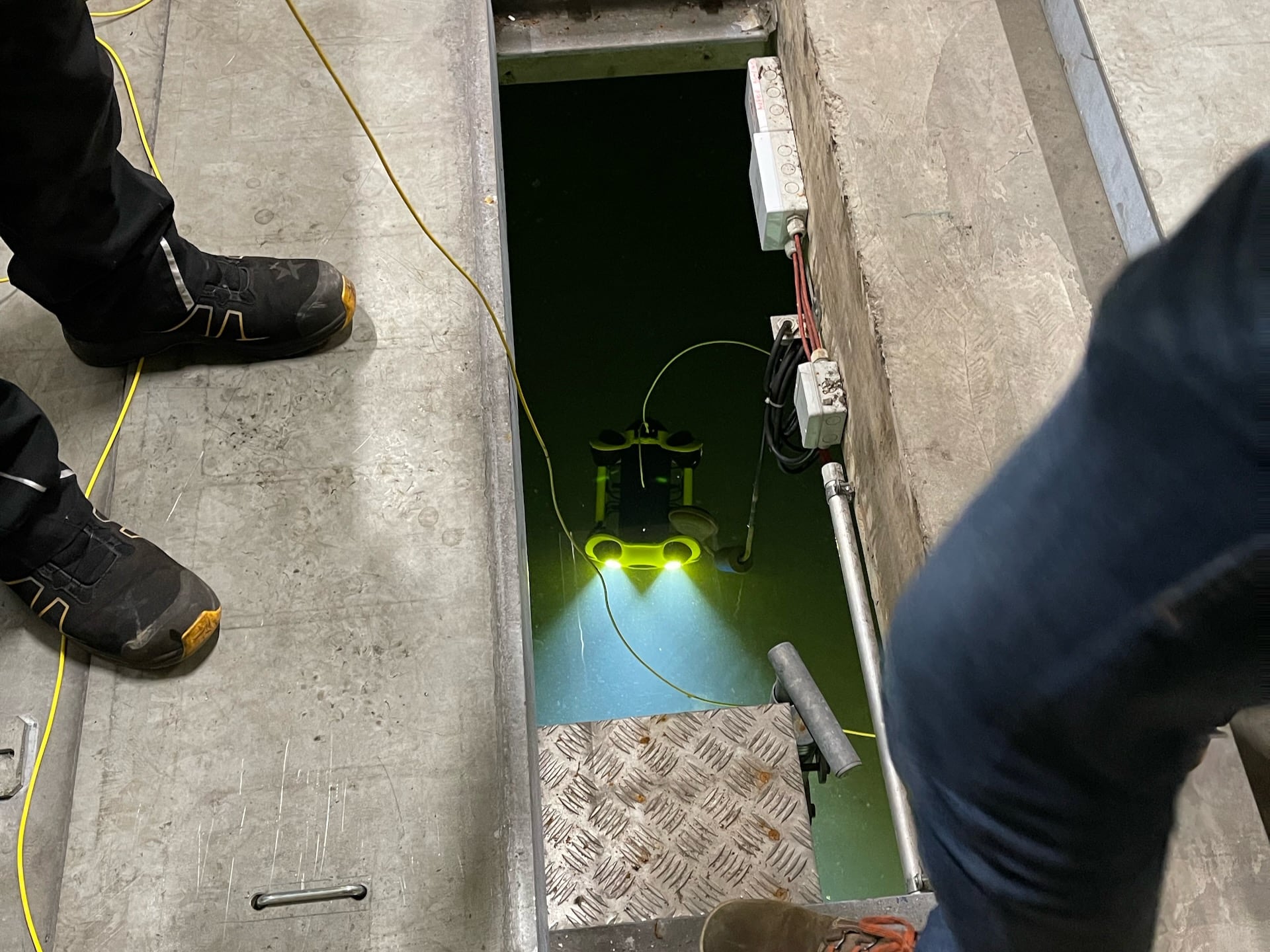 Unterwasserdrohne bei der Inspektion eines Betonsprinklertanks