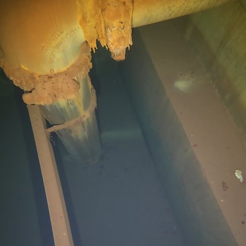 Sprinklertank-Inspektion: Betontank, 15 Jahre – Inspektion Rohrschelle Korrosion Schwere Ablagerungen Bodensicht