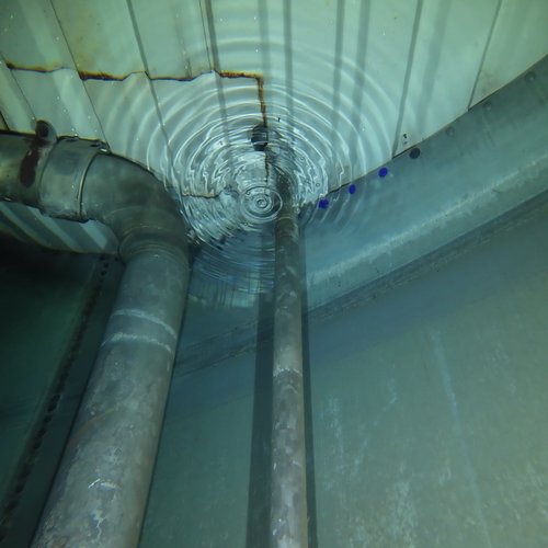 Sprinklertank-Inspektion: Stahltank, 10 Jahre – Rohrschelle Flansch Sedimente Deckensicht Nahaufnahme