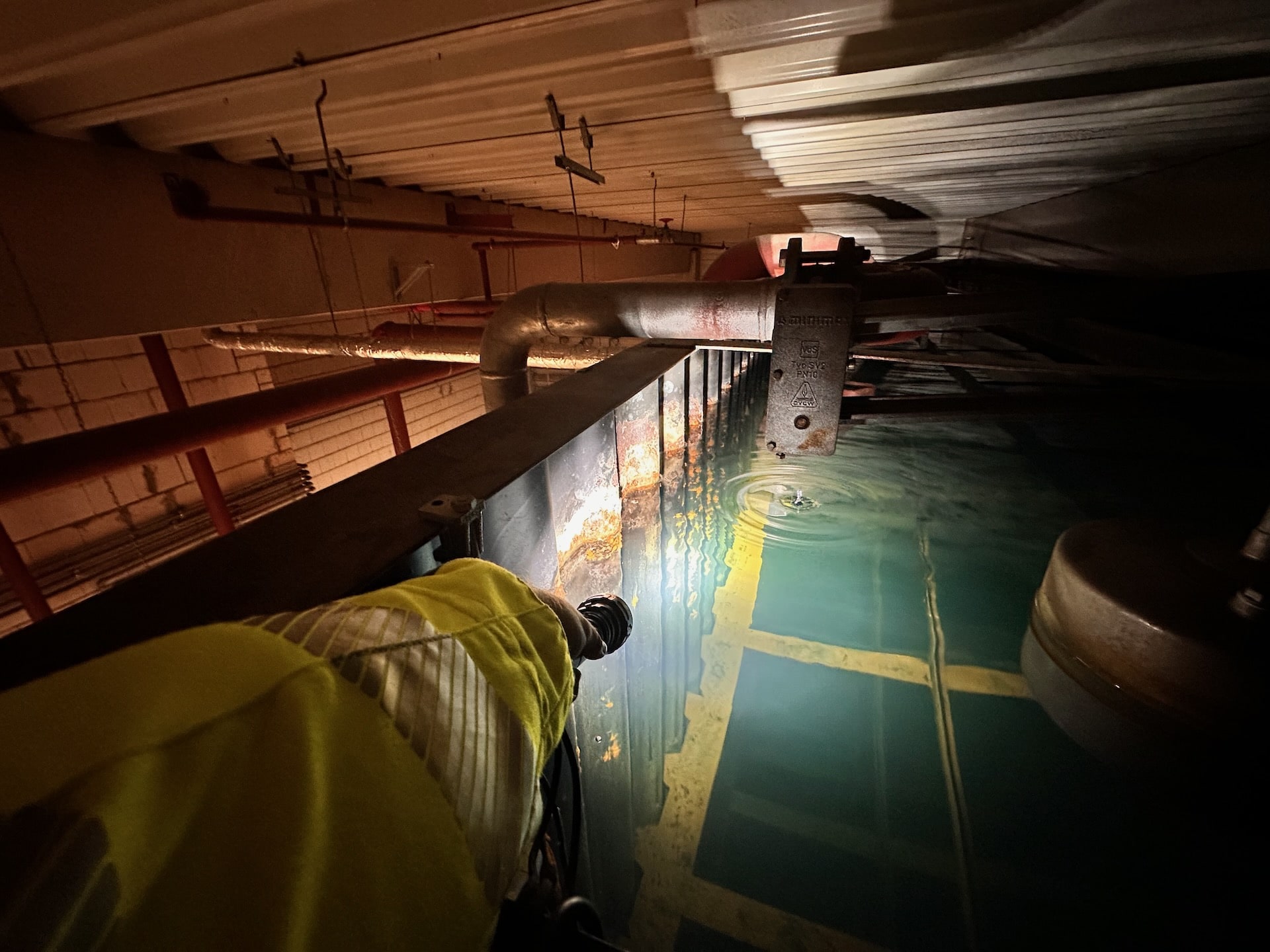 Sprinklertank-Inspektion: Blick In Stahltank Indoor Massive Korrosion An Den Behaelterwaenden