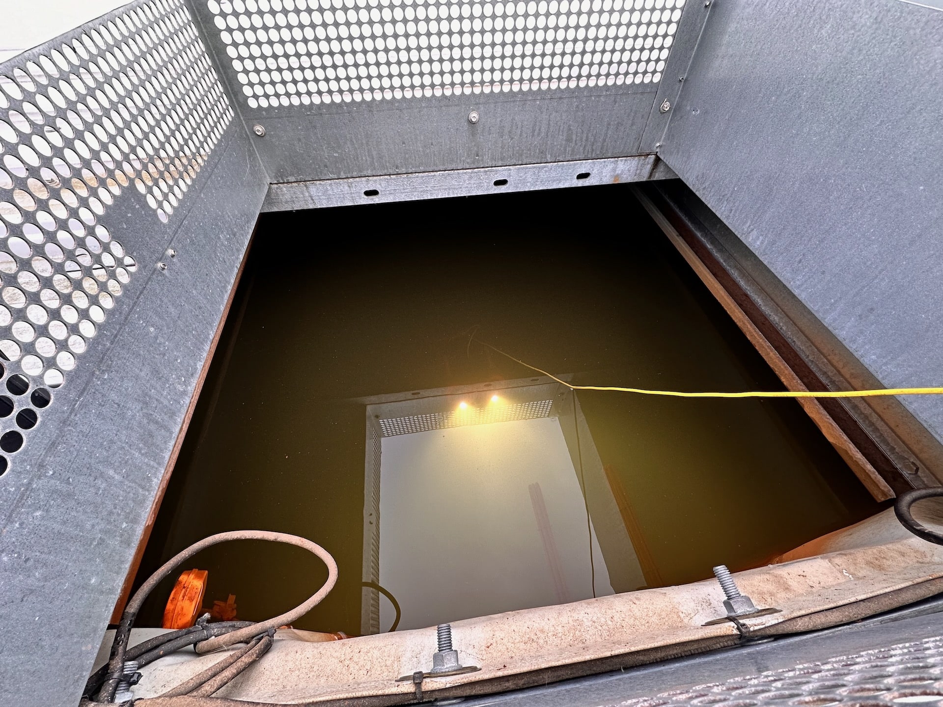 Sprinklertank-Inspektion: Unterwasserdrohne Faehrt In Hochbehaelter Mit Braunem Wasser