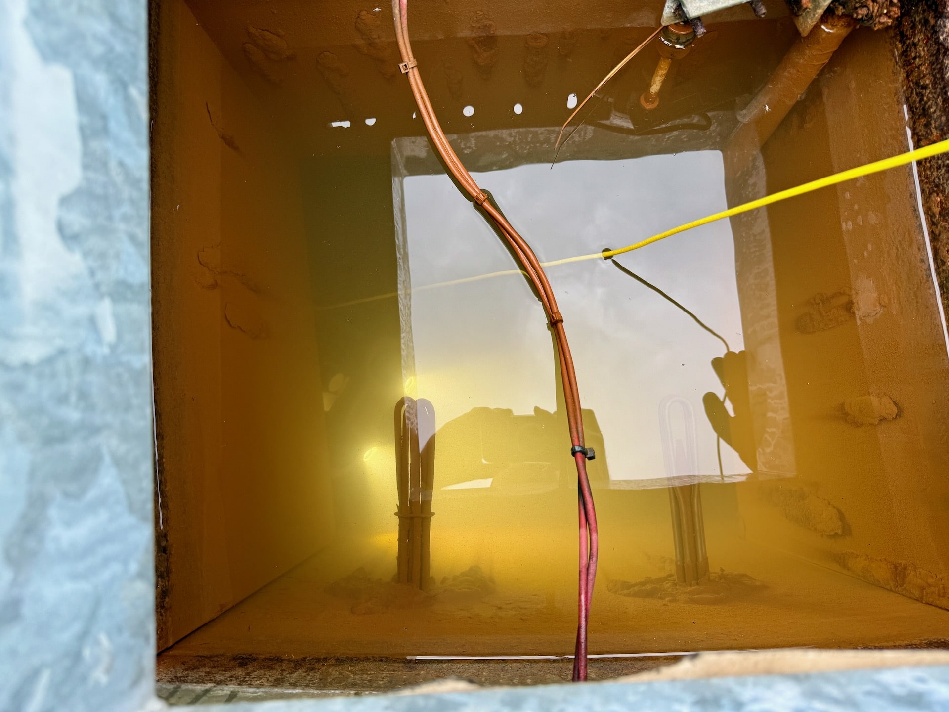 Sprinklertank-Inspektion: Unterwasserdrohne In Stahltank Extrem Dreckiges Wasser