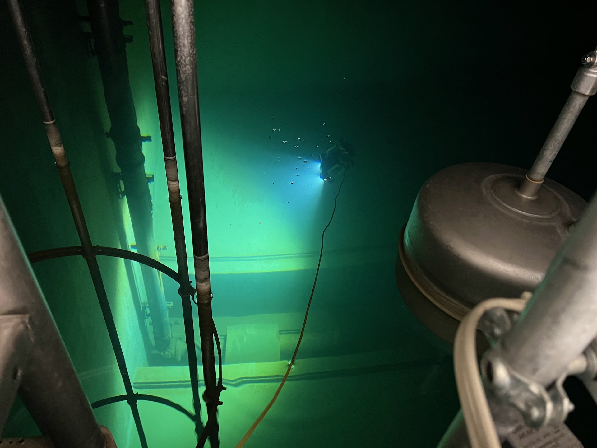 Unterwasserdrohne Schaut In Den Pumpensumpf Von Sprinklertank